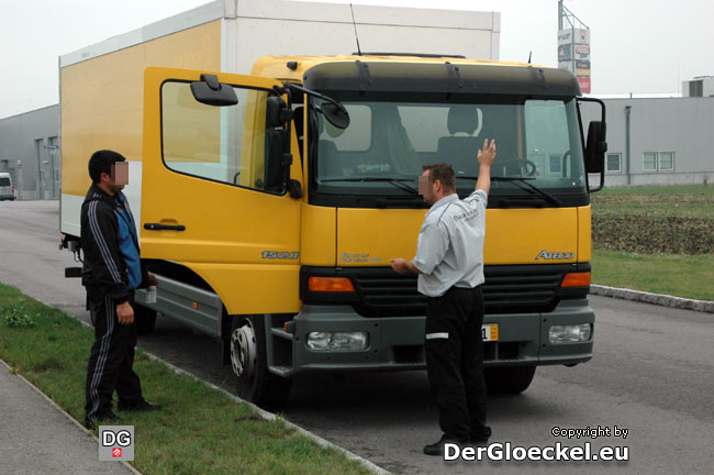 Der Mitarbeiter der ASFINAG erklärte der Wagenbesatzung die Funktionsweise der elektronischen GO-BOX sowie die richtige Anbringung