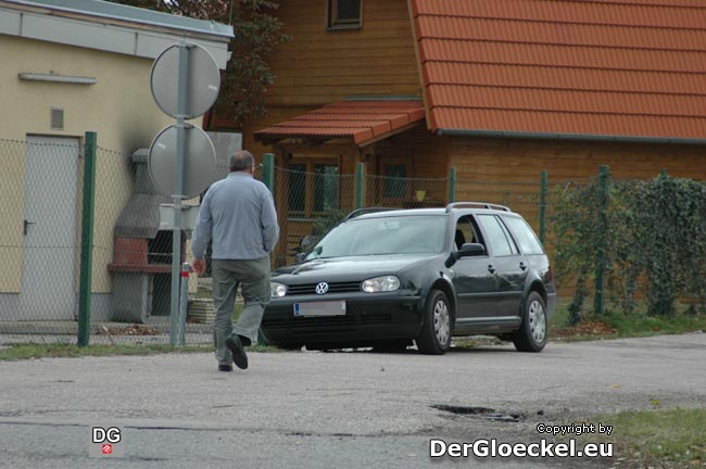 Der Polizist schreitet wieder zu seinem "versteckten" Dienstfahrzeug