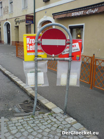 Beispiel Kronen Zeitung und Kurier Verkaufseinheiten auf einem Verkehrszeichen montiert