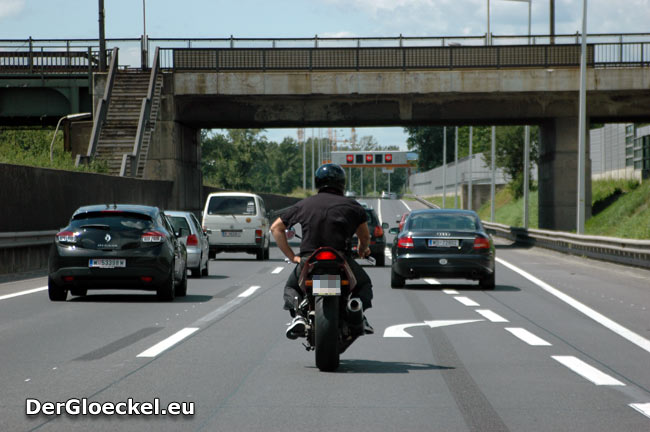 lässiger Biker auf der Autobahn