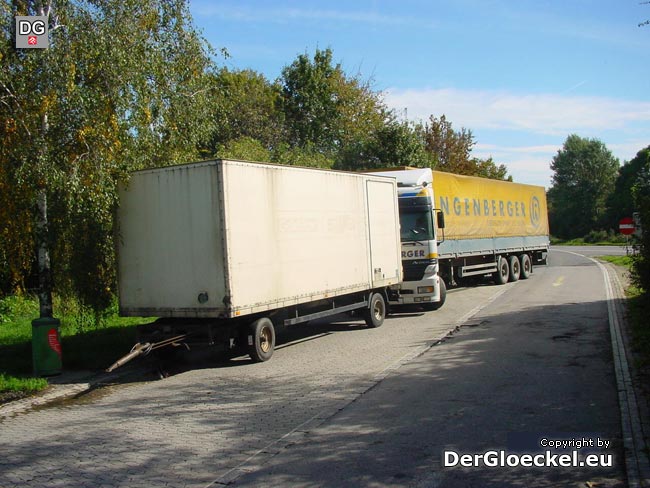 der abgekoppelte LKW-Anhänger vor dem Sattelzug auf der Raststation