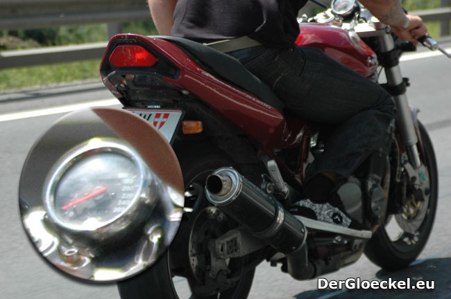 Autobahnfahrt: Leinenschucherl, T-Shirt, drei Finger am Gasgriff, Tachometer auf "0" und aufgestütze Hand an der Hüfte - "bin ich cool" ...