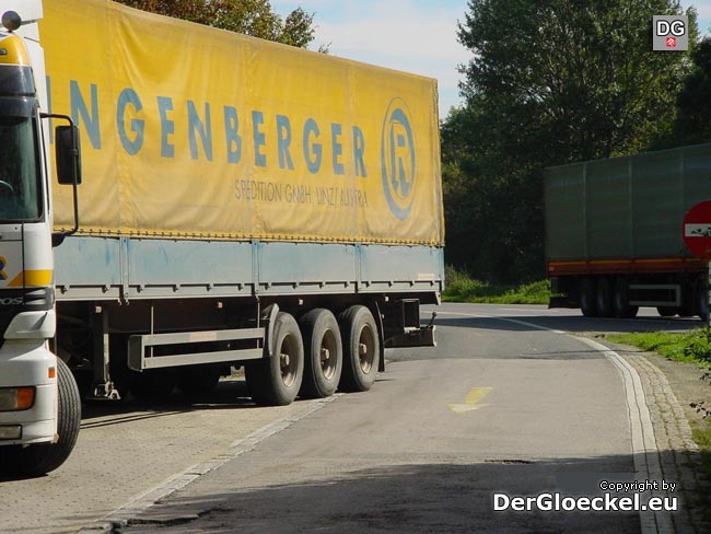 Das Heck des Sattelzuges ragt in die Fahrspur