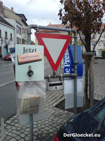 Der Standard und Die Presse an einem Verkehrszeichen