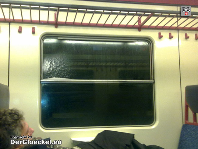 Fahrgäste meiden die Fenstersitzplätze in der Schnellbahn - nasse Zwangsberieselung durch undichte Fenster | Foto: DerGloeckel.eu