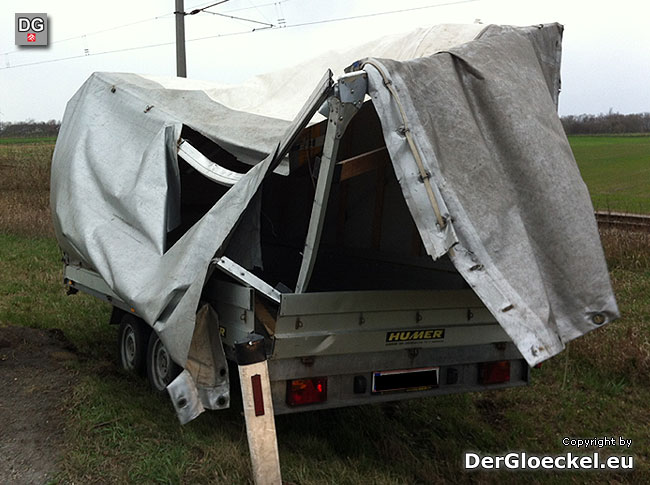 Der zerstörte Anhänger nach dem Unfall | Foto: DerGloeckel.eu