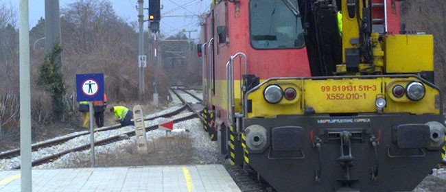 Der Arbeitszug der ÖBB mußte zur Neuerrichtung der Erdungskabel ausrücken | Foto: DerGloeckel.eu Der Arbeitszug der ÖBB mußte zur Neuerrichtung der Erdungskabel ausrücken | Foto: DerGloeckel.eu