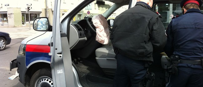Verkehrsunfall unter Beteiligung eines Polizeiautos, vermutlich der WEGA | Foto: DerGloeckel.eu Verkehrsunfall unter Beteiligung eines Polizeiautos, vermutlich der WEGA | Foto: DerGloeckel.eu